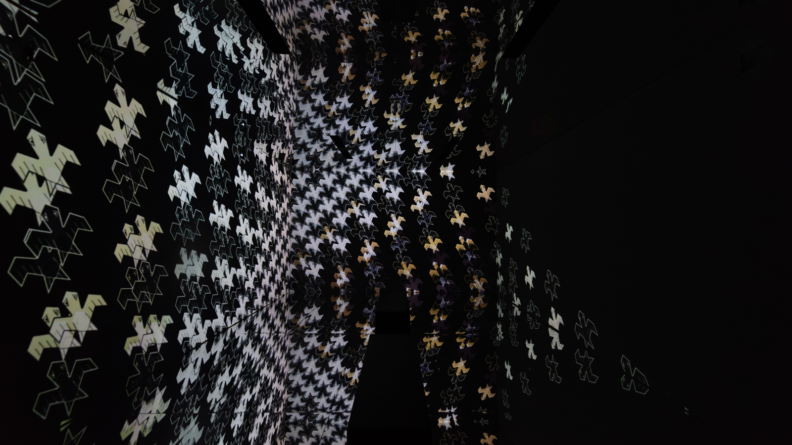 Dark tessellation of interlocking figures in the infinity room